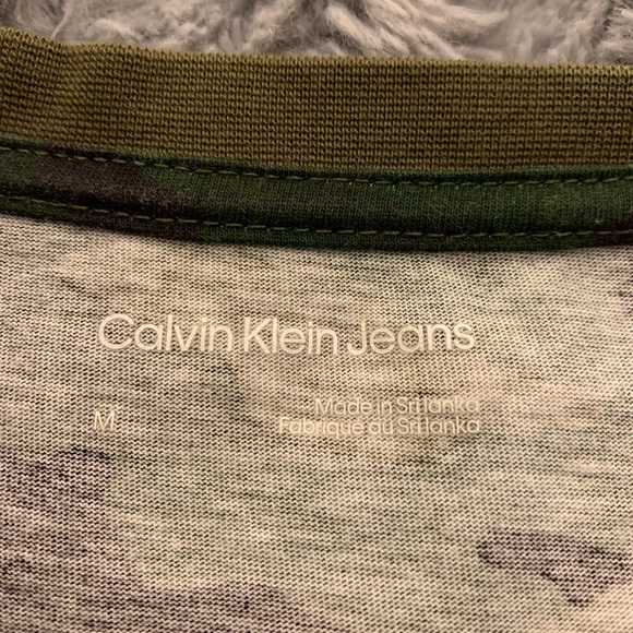 Calvin Klein Camo T-shirt - Picture 3 of 4